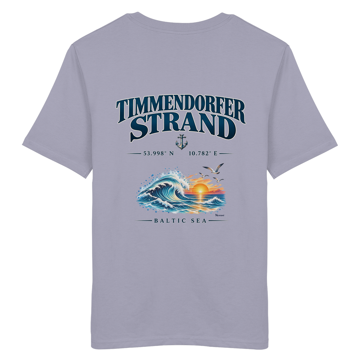 Original-Mockup des Unisex Bio-T-Shirts in Lavender mit Timmendorfer Strand – Baltic Sea Backprint.
