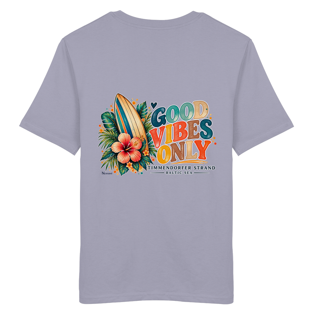 Original-Rückansicht 14: Unisex Bio-T-Shirt in Lavender mit Timmendorfer-Surf-Vibes-Rückenprint, Surfboard, Hibiskusblüten und Baltic-Sea-Schriftzug.
