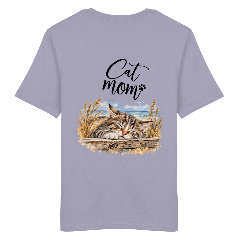Cat Mom Unisex Bio-T-Shirt in Lavender – Original-Mockup 2 mit schlafender Katze, Küstenmotiv und Schriftzug als Rückenprint.