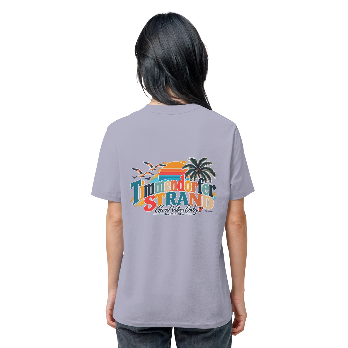 Unisex-Bio-T-Shirt in Lavender, Rückansicht am Model mit Timmendorfer-Strand-Good-Vibes-Only-Rückenprint.
