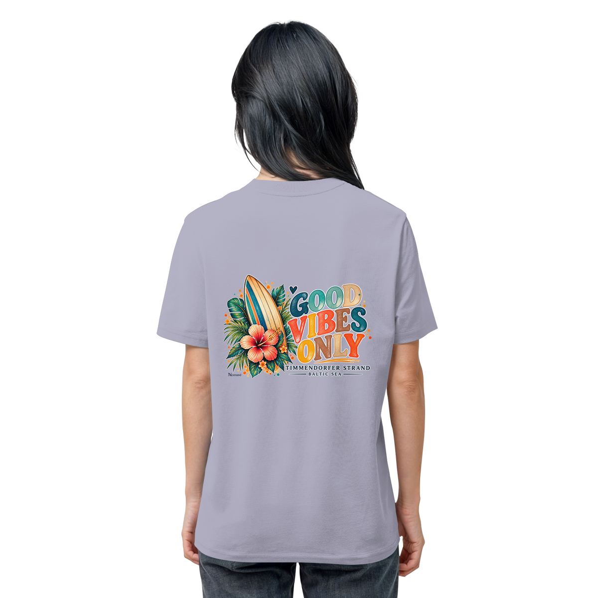 Original-Rückansicht 13: Unisex Bio-T-Shirt in Lavender mit Timmendorfer-Surf-Vibes-Rückenprint, Surfboard, Hibiskusblüten und Baltic-Sea-Schriftzug.