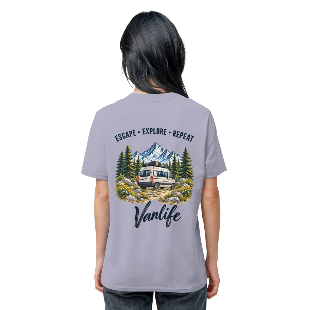 Bio T-Shirt in Lavender als Produkt-Mockup mit Escape Explore Repeat Motiv als Backprint – Produktansicht 2