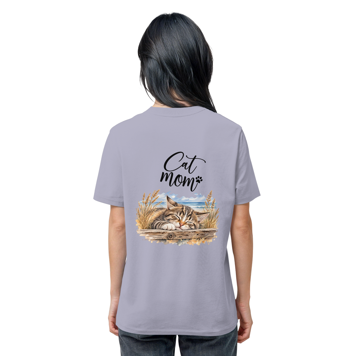 Cat Mom Unisex Bio-T-Shirt in Lavender – Original-Mockup 1 mit schlafender Katze, Küstenmotiv und Schriftzug als Rückenprint.