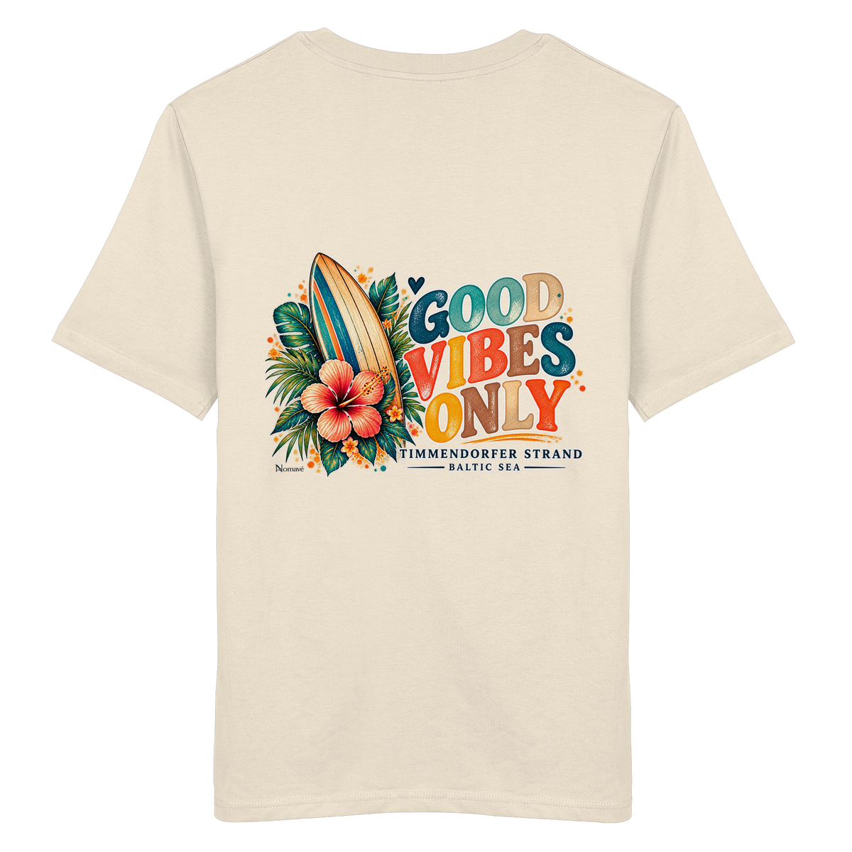 Original-Rückansicht 1: Unisex Bio-T-Shirt in Natural Raw mit Timmendorfer-Surf-Vibes-Rückenprint, Surfboard, Hibiskusblüten und Baltic-Sea-Schriftzug.