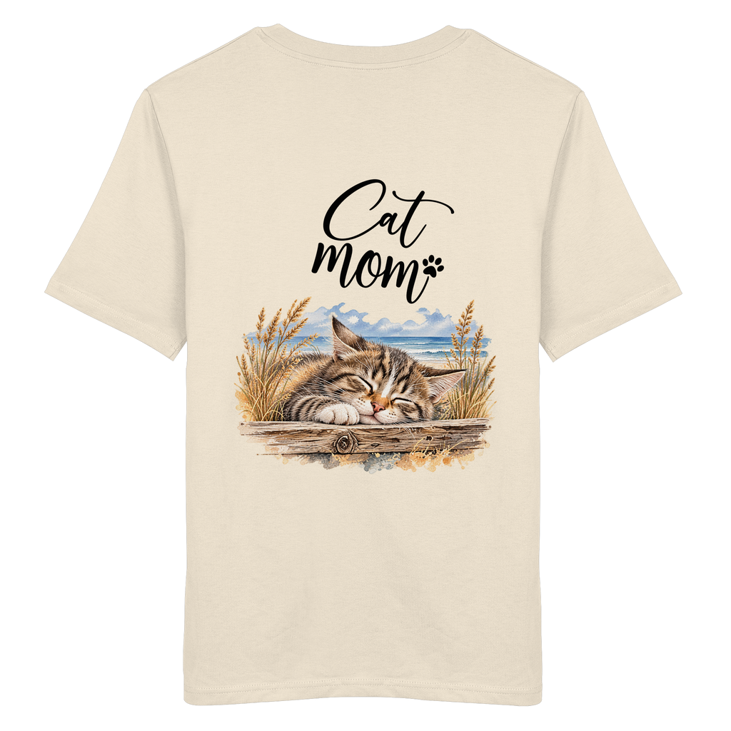 Cat Mom Unisex Bio-T-Shirt in Natural Raw – Original-Mockup 1 mit schlafender Katze, Küstenmotiv und Schriftzug als Rückenprint.