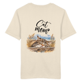 Cat Mom Unisex Bio-T-Shirt in Natural Raw – Original-Mockup 1 mit schlafender Katze, Küstenmotiv und Schriftzug als Rückenprint.