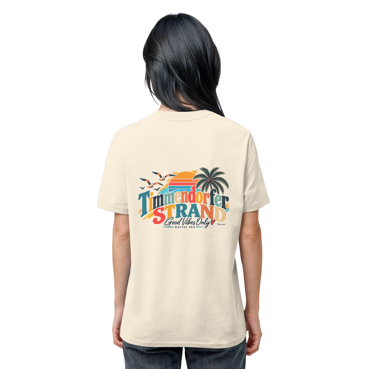 Unisex-Bio-T-Shirt in Natural Raw, Rückansicht am Model mit Timmendorfer-Strand-Good-Vibes-Only-Rückenprint.