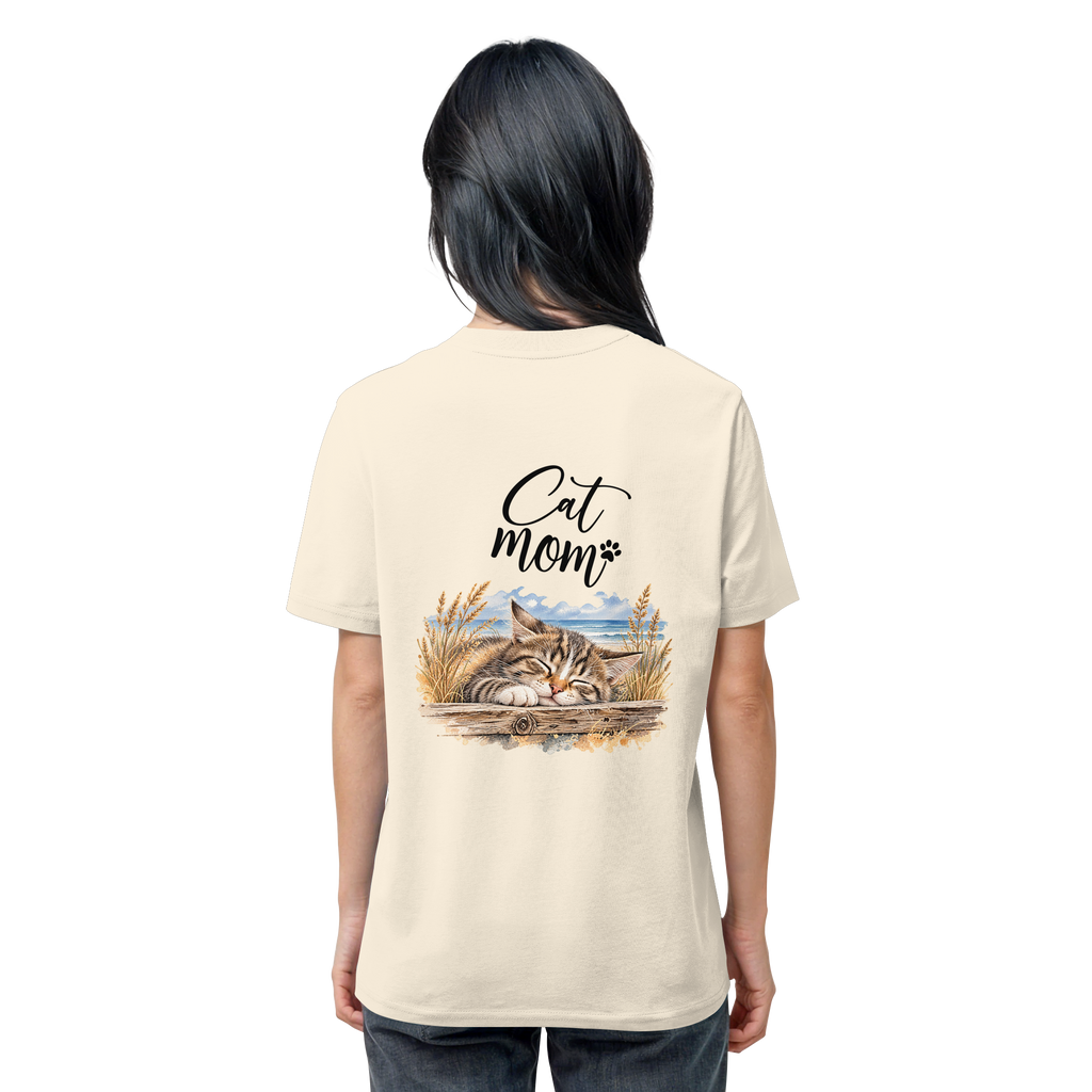Cat Mom Unisex Bio-T-Shirt in Natural Raw – Original-Mockup 2 mit schlafender Katze, Küstenmotiv und Schriftzug als Rückenprint.