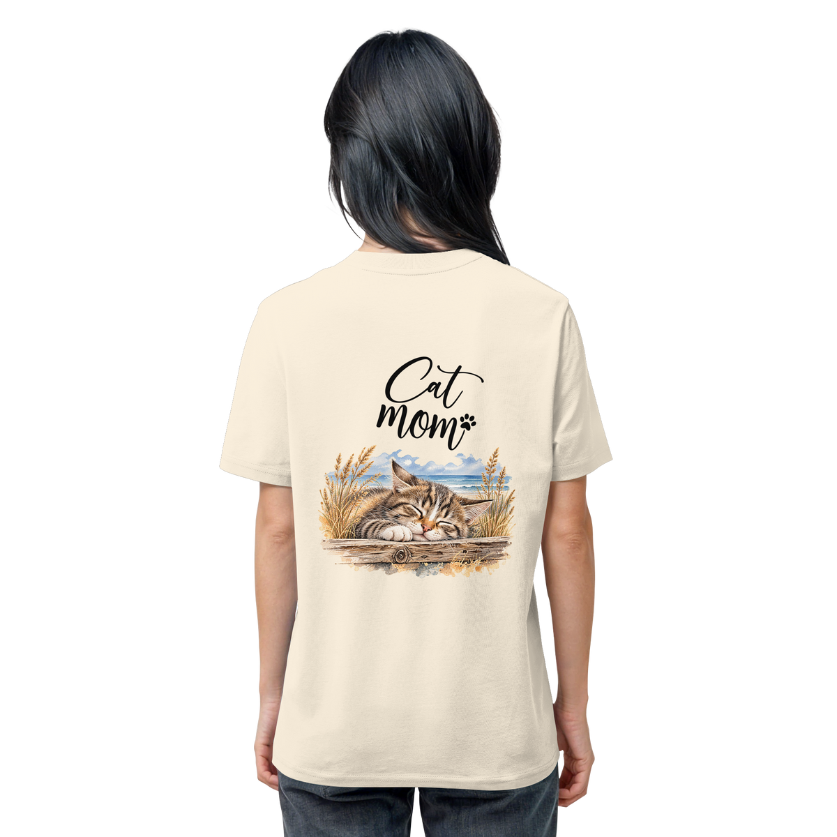 Cat Mom Unisex Bio-T-Shirt in Natural Raw – Original-Mockup 2 mit schlafender Katze, Küstenmotiv und Schriftzug als Rückenprint.