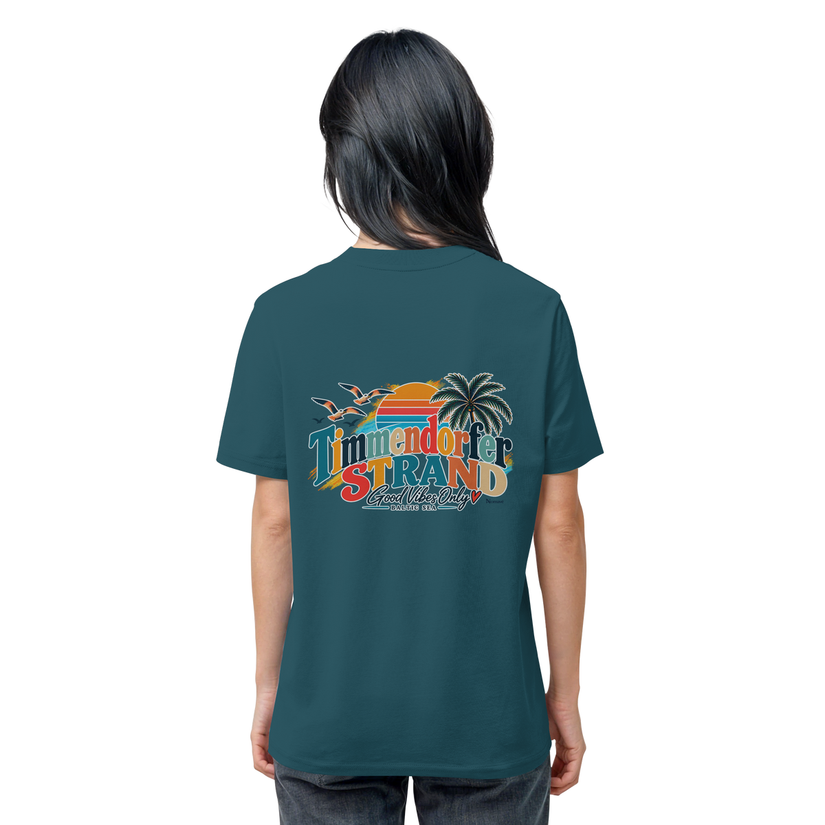 Unisex-Bio-T-Shirt in Stargazer, Rückansicht am Model mit Timmendorfer-Strand-Good-Vibes-Only-Rückenprint.