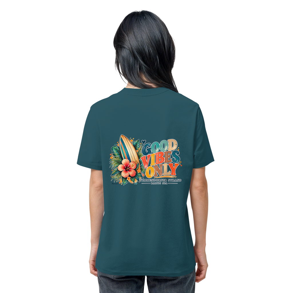 Original-Rückansicht 18: Unisex Bio-T-Shirt in Stargazer mit Timmendorfer-Surf-Vibes-Rückenprint, Surfboard, Hibiskusblüten und Baltic-Sea-Schriftzug.