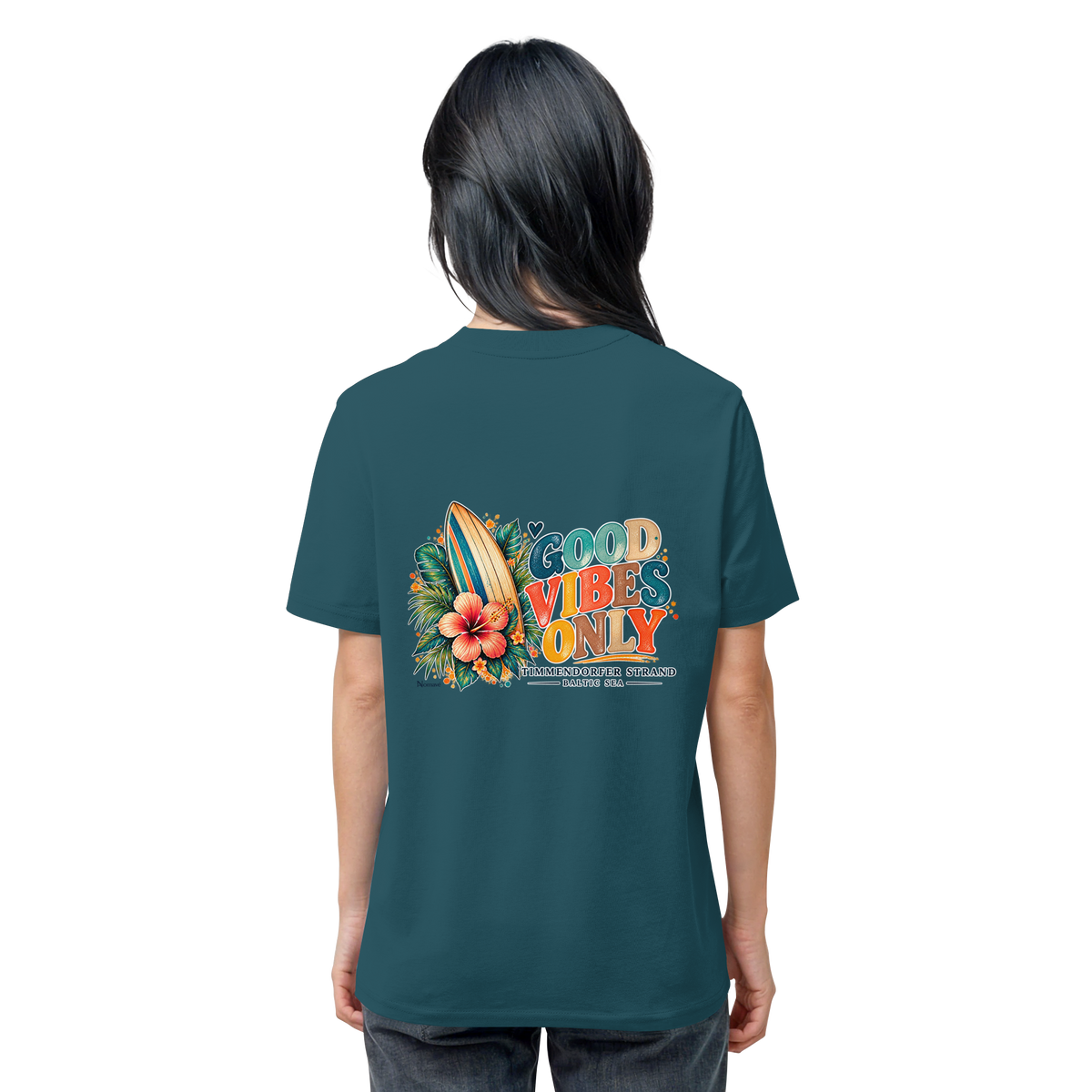 Original-Rückansicht 18: Unisex Bio-T-Shirt in Stargazer mit Timmendorfer-Surf-Vibes-Rückenprint, Surfboard, Hibiskusblüten und Baltic-Sea-Schriftzug.