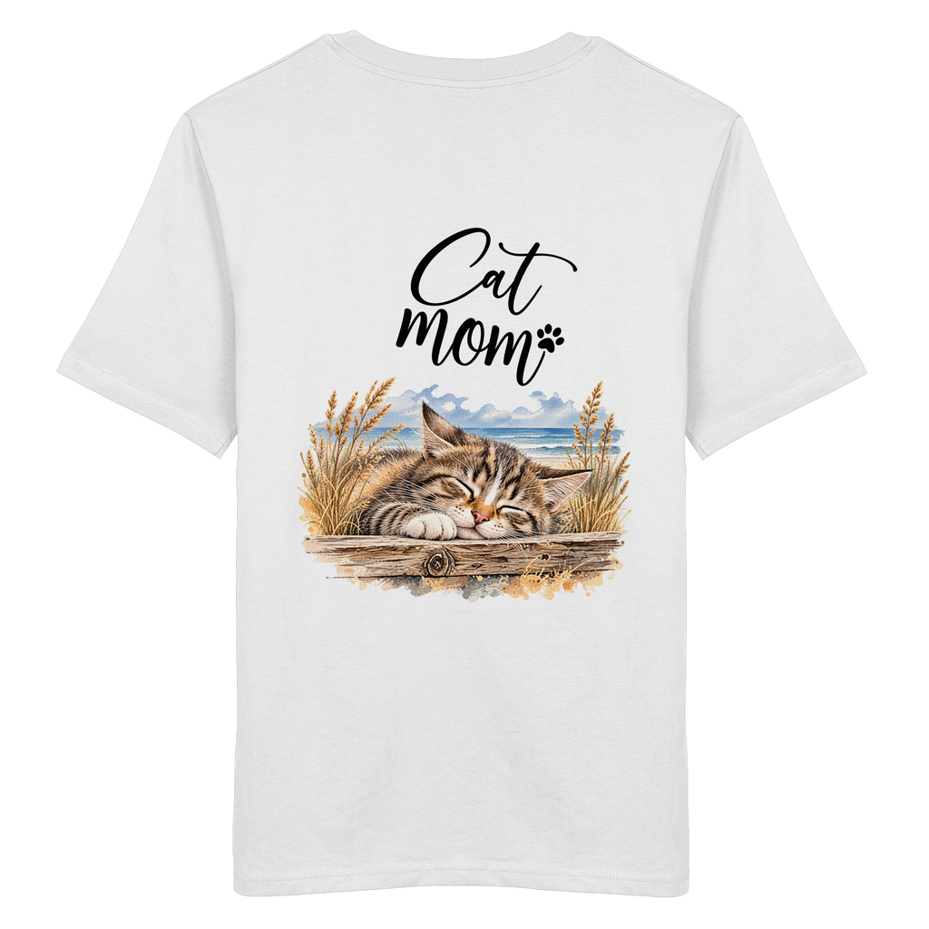 Cat Mom Unisex Bio-T-Shirt in White – Original-Mockup 2 mit schlafender Katze, Küstenmotiv und Schriftzug als Rückenprint.