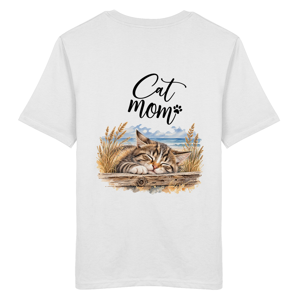 Cat Mom Unisex Bio-T-Shirt in White – Original-Mockup 2 mit schlafender Katze, Küstenmotiv und Schriftzug als Rückenprint.