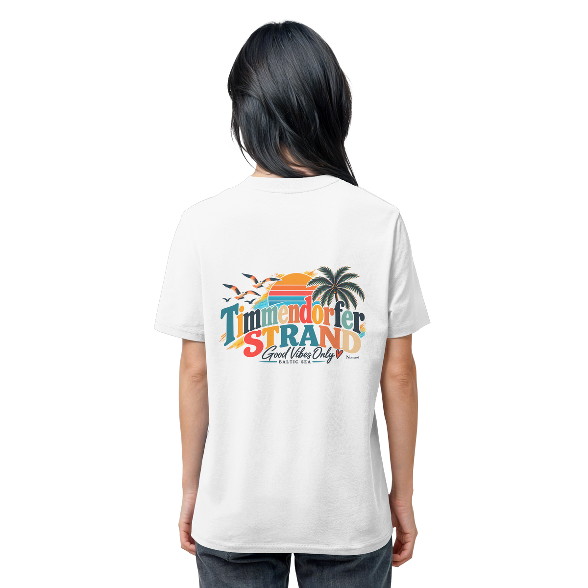 Unisex-Bio-T-Shirt in White, Rückansicht am Model mit Timmendorfer-Strand-Good-Vibes-Only-Rückenprint.