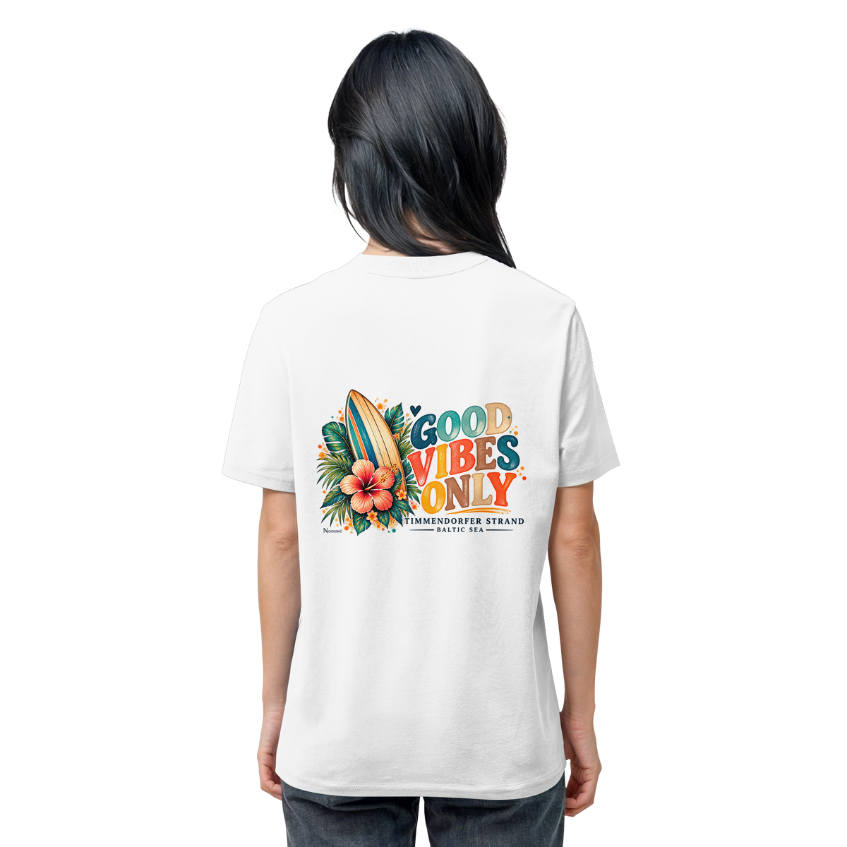 Original-Rückansicht 3: Unisex Bio-T-Shirt in White mit Timmendorfer-Surf-Vibes-Rückenprint, Surfboard, Hibiskusblüten und Baltic-Sea-Schriftzug.