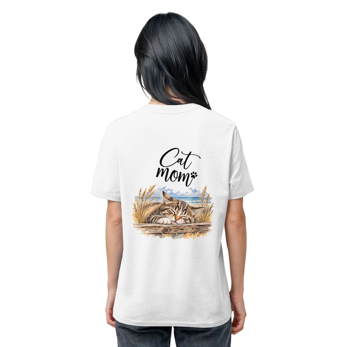Cat Mom Unisex Bio-T-Shirt in White – Original-Mockup 1 mit schlafender Katze, Küstenmotiv und Schriftzug als Rückenprint.
