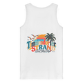 Timmendorfer Strand – Good Vibes Only – Herren Bio-Tanktop mit Rückenprint – White; originales Katalogmockup der Rückansicht mit Rückenprint.