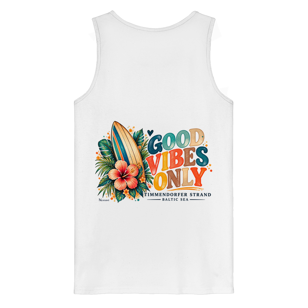 Original-Rückansicht 1: Herren Bio-Tanktop in White mit Timmendorfer-Surf-Vibes-Rückenprint, Surfboard, Hibiskusblüten und Baltic-Sea-Schriftzug.