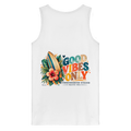Original-Rückansicht 1: Herren Bio-Tanktop in White mit Timmendorfer-Surf-Vibes-Rückenprint, Surfboard, Hibiskusblüten und Baltic-Sea-Schriftzug.