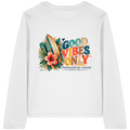 Original-Rückansicht 1: Damen Bio-Langarmshirt in White mit Timmendorfer-Surf-Vibes-Rückenprint, Surfboard, Hibiskusblüten und Baltic-Sea-Schriftzug.