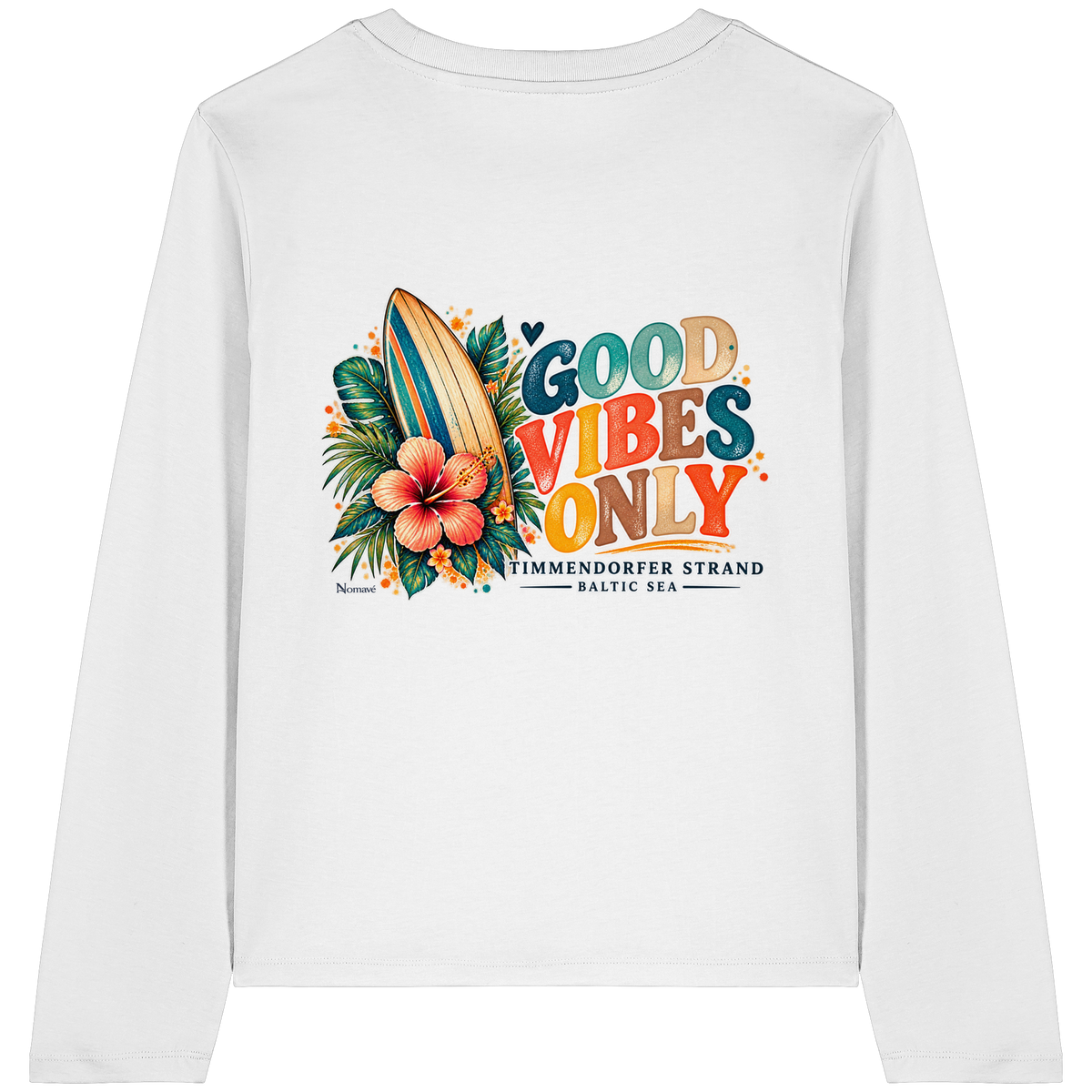 Original-Rückansicht 1: Damen Bio-Langarmshirt in White mit Timmendorfer-Surf-Vibes-Rückenprint, Surfboard, Hibiskusblüten und Baltic-Sea-Schriftzug.