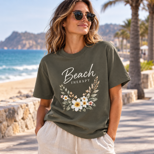 Frau im Beach Therapy Dark Bio-Heavy T-Shirt auf einer Strandpromenade