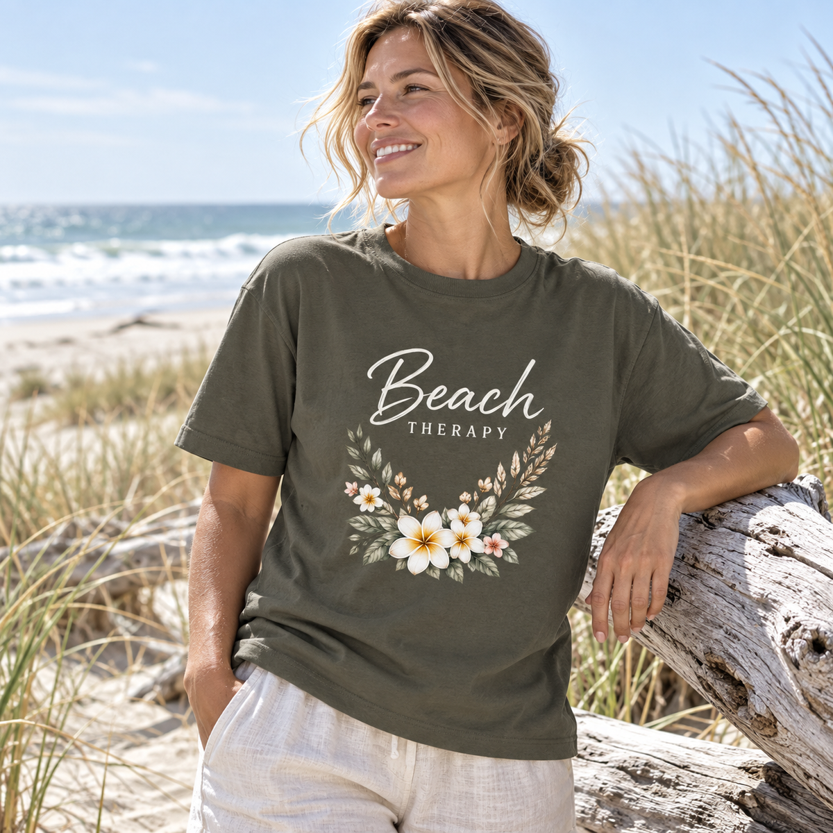 Frau im Beach Therapy Dark Bio-Heavy T-Shirt an den Dünen mit Treibholz