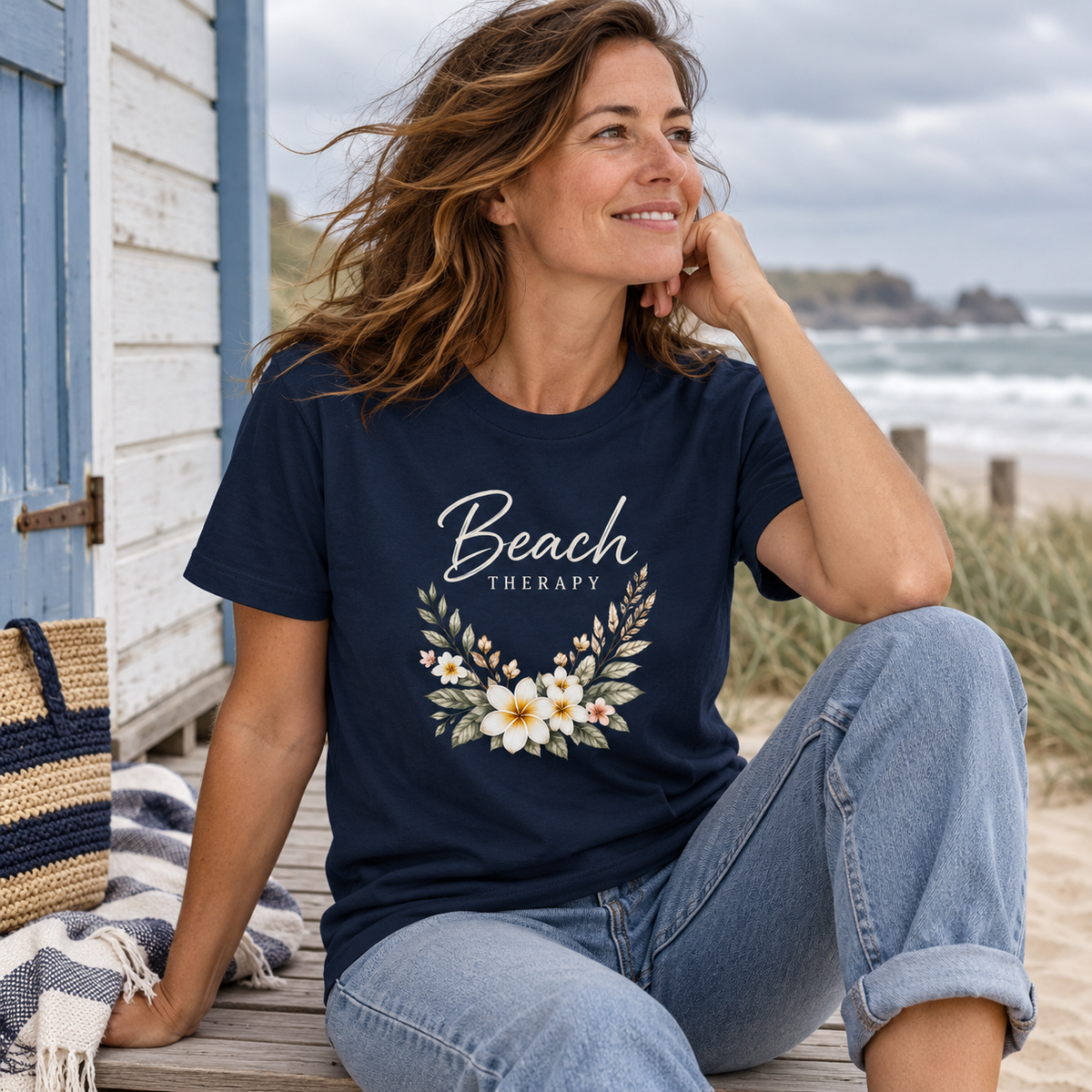 Frau im Beach Therapy Dark Bio T-Shirt an einer Strandhütte