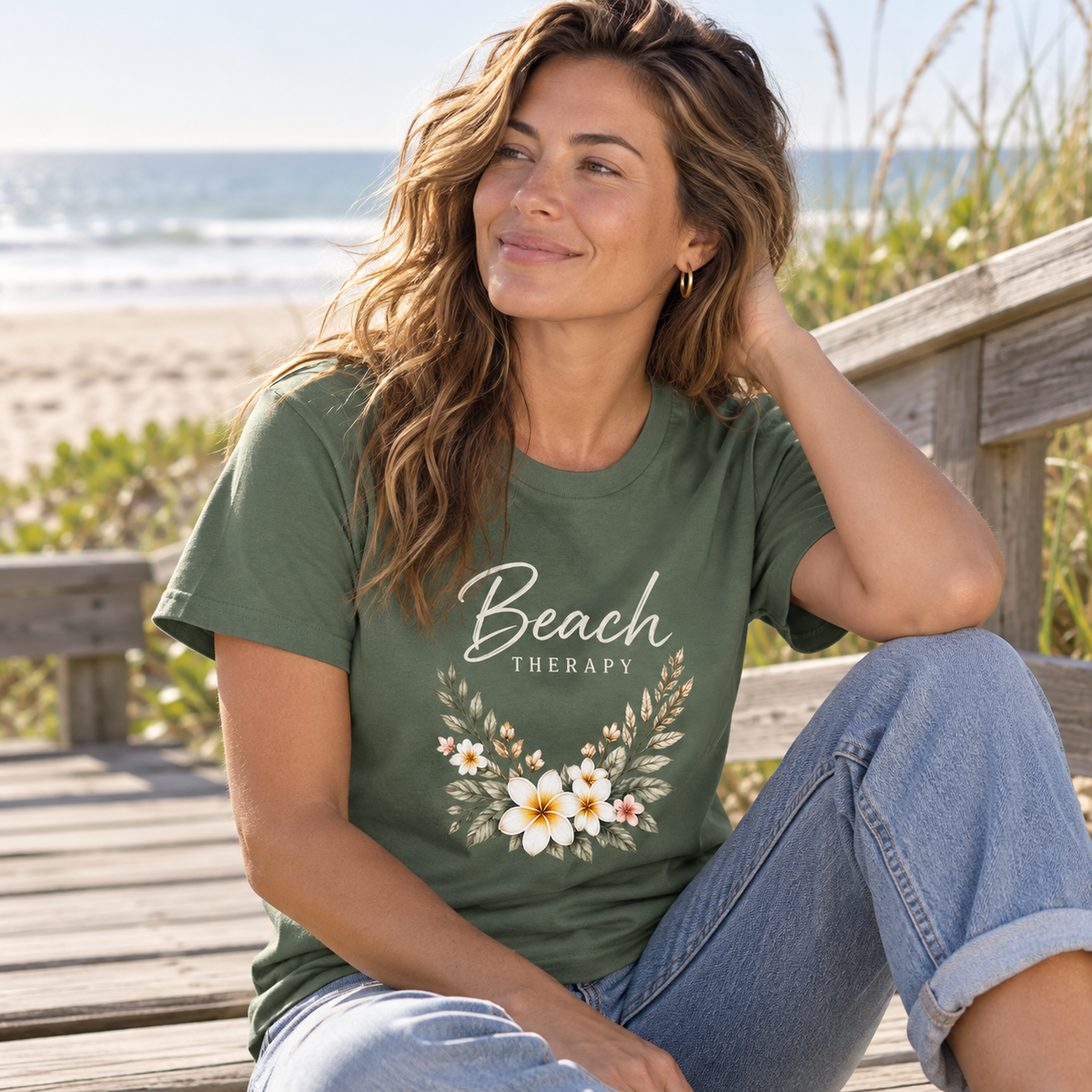 Frau im Beach Therapy Dark Essential T-Shirt auf einem Küstensteg