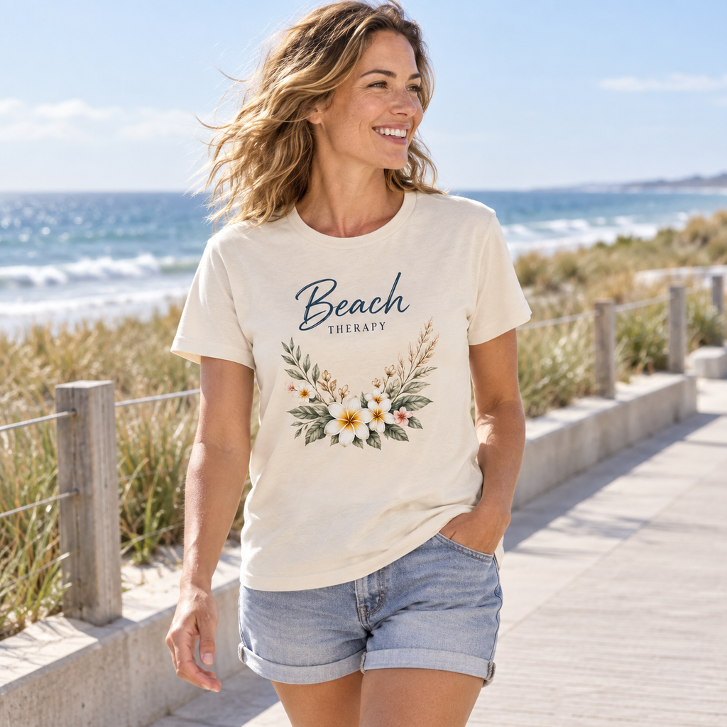 Frau im Beach Therapy Bio T-Shirt der Hellen Edition auf einer Küstenpromenade