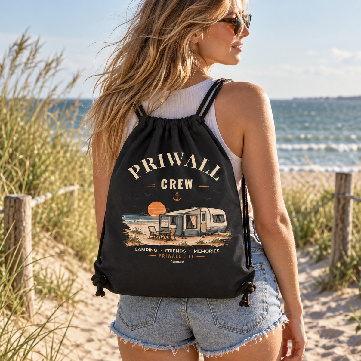 Schwarzer Bio Gym-Bag mit Priwall-Crew-Motiv am Ostsee-Strandzugang