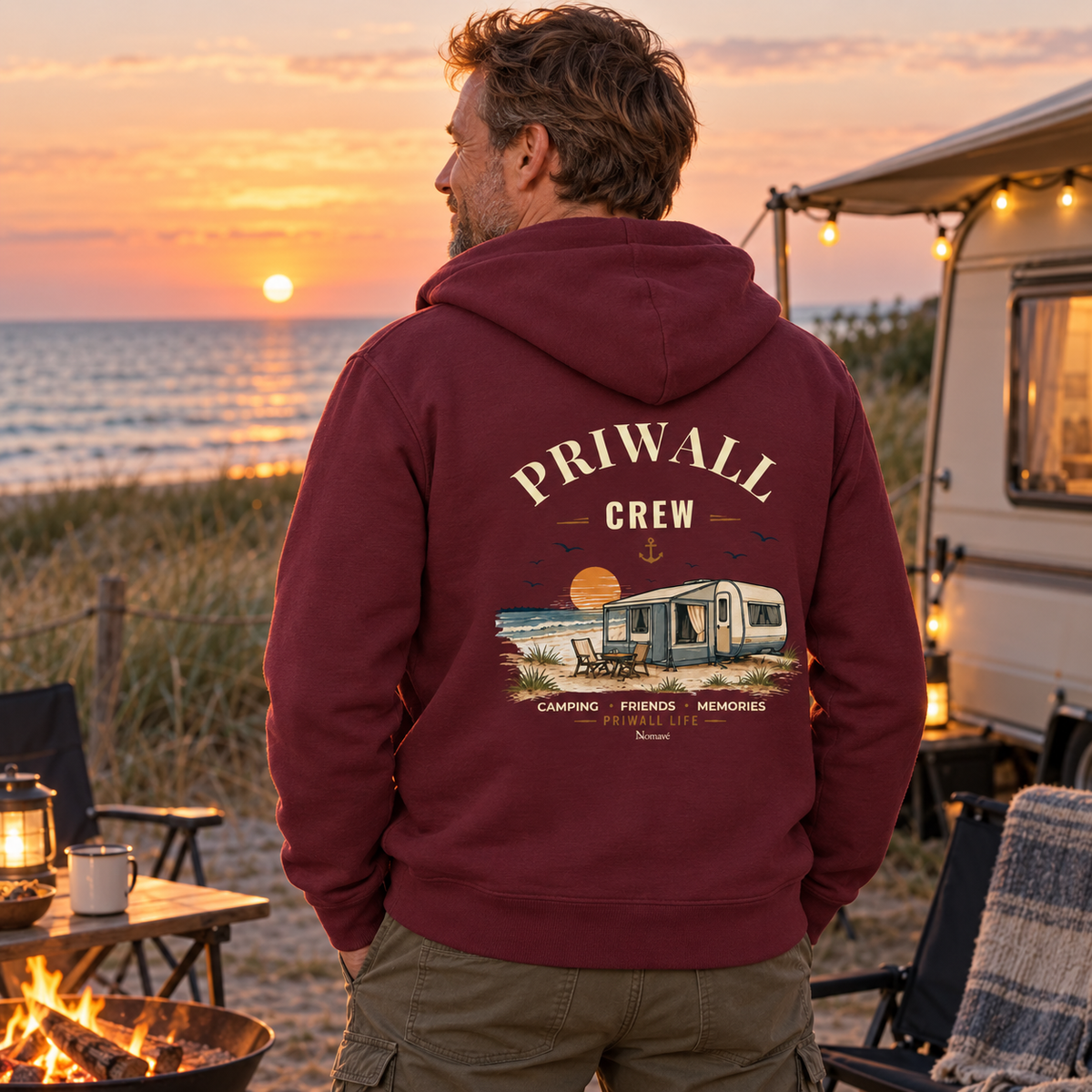 Mann im burgunderfarbenen Bio-Zipper mit Priwall-Crew-Backprint beim Camping nahe der Ostseeküste