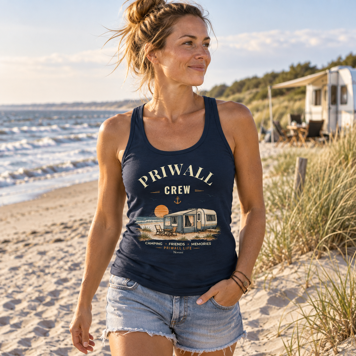 Frau im french-navy Damen Bio Fitted Tank Top mit Priwall-Crew-Motiv am Ostseestrand