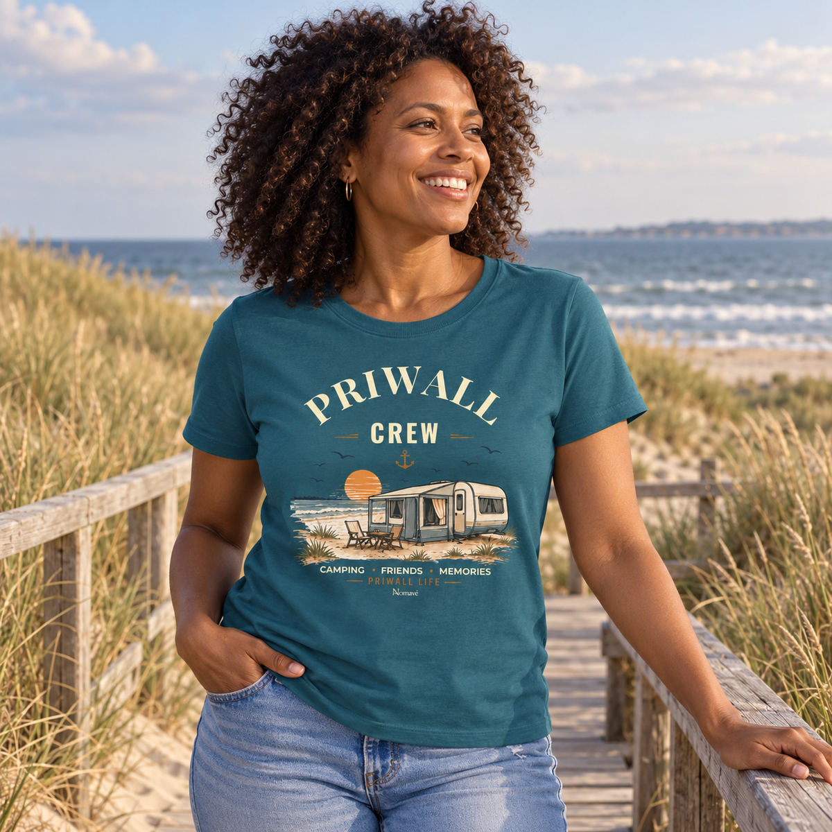 Frau im stargazerfarbenen Damen Bio Shirt mit Priwall-Crew-Motiv auf einem Dünensteg