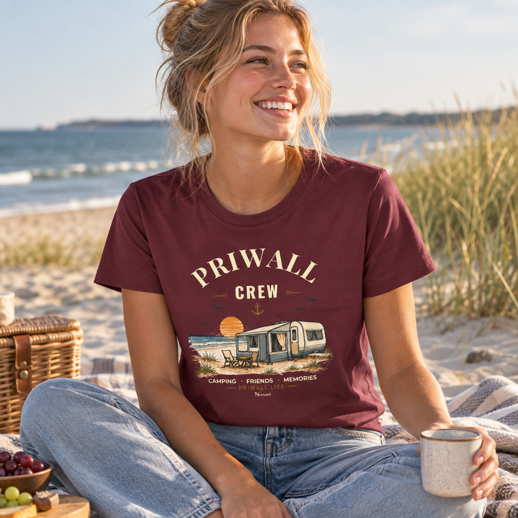 Frau im burgunderfarbenen Damen Bio Shirt mit Priwall-Crew-Motiv bei einem Strandpicknick