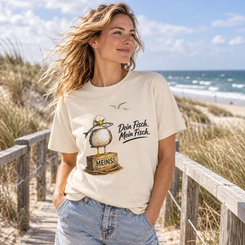 Frau im Dein Fisch. Mein Fisch. Bio-Heavy T-Shirt auf einem Dünensteg
