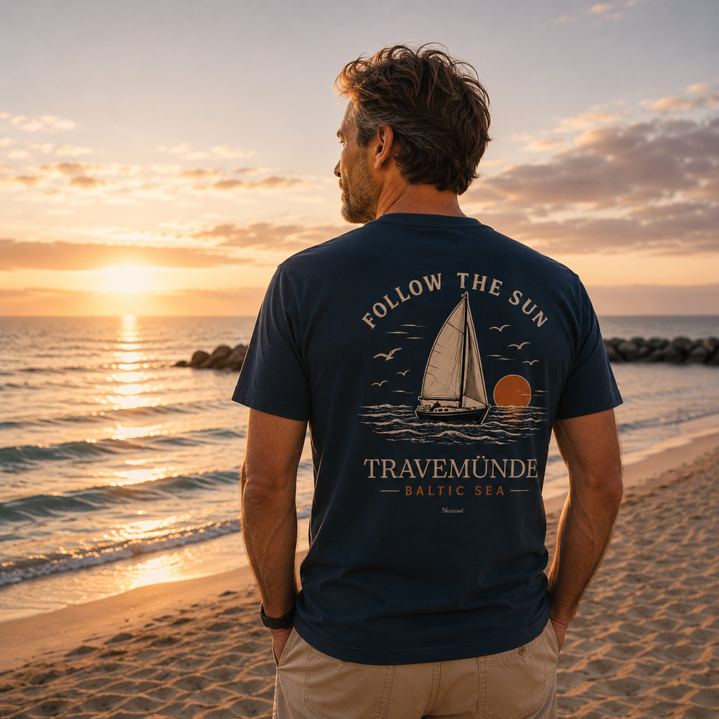Travemünde Follow The Sun Dark Edition Backprint T-Shirt aus Bio-Baumwolle