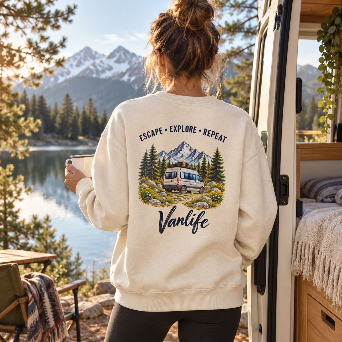 Bio Oversize Sweatshirt in Natural Raw mit Escape Explore Repeat Backprint am Camper vor Bergsee