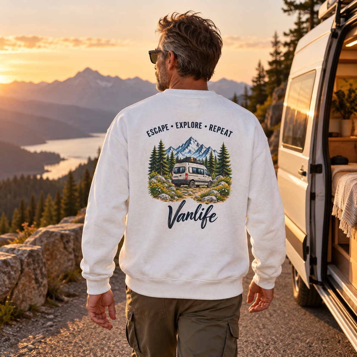 Bio Oversize Sweatshirt in Weiß mit Vanlife Backprint bei einer Roadtrip-Pause in den Bergen