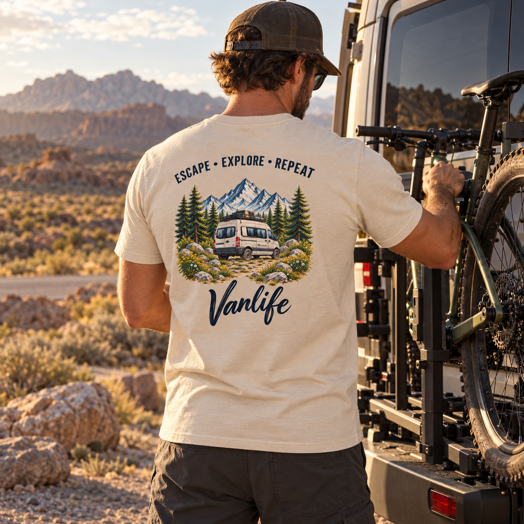Essential T-Shirt in Natural mit Escape Explore Repeat Backprint beim Fahrrad-Roadtrip am Camper