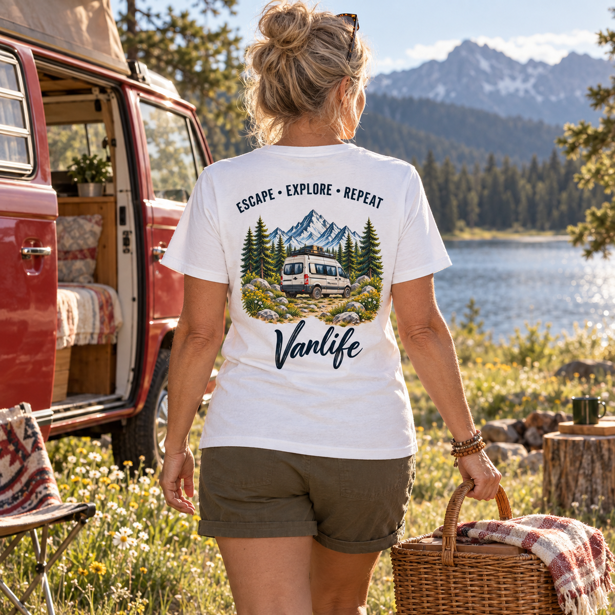 Essential T-Shirt in Weiß mit Vanlife Backprint beim Picknick am roten Vintage-Camper