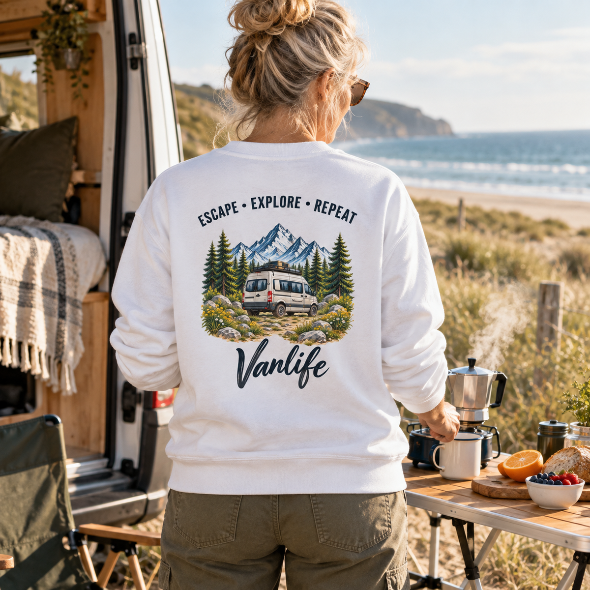 Bio Unisex Sweatshirt in Weiß mit Escape Explore Repeat Backprint beim Camping-Frühstück an der Küste