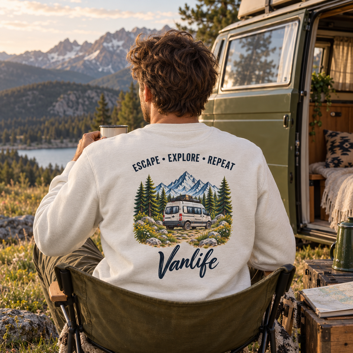 Bio Unisex Sweatshirt in Vintage White mit Vanlife Backprint am grünen Vintage-Camper