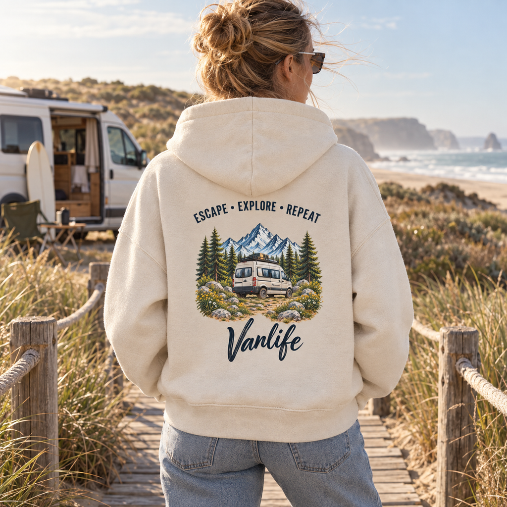 Damen Bio Boxcut Hoodie in Natural Raw mit Escape Explore Repeat Backprint auf einem Küstenweg