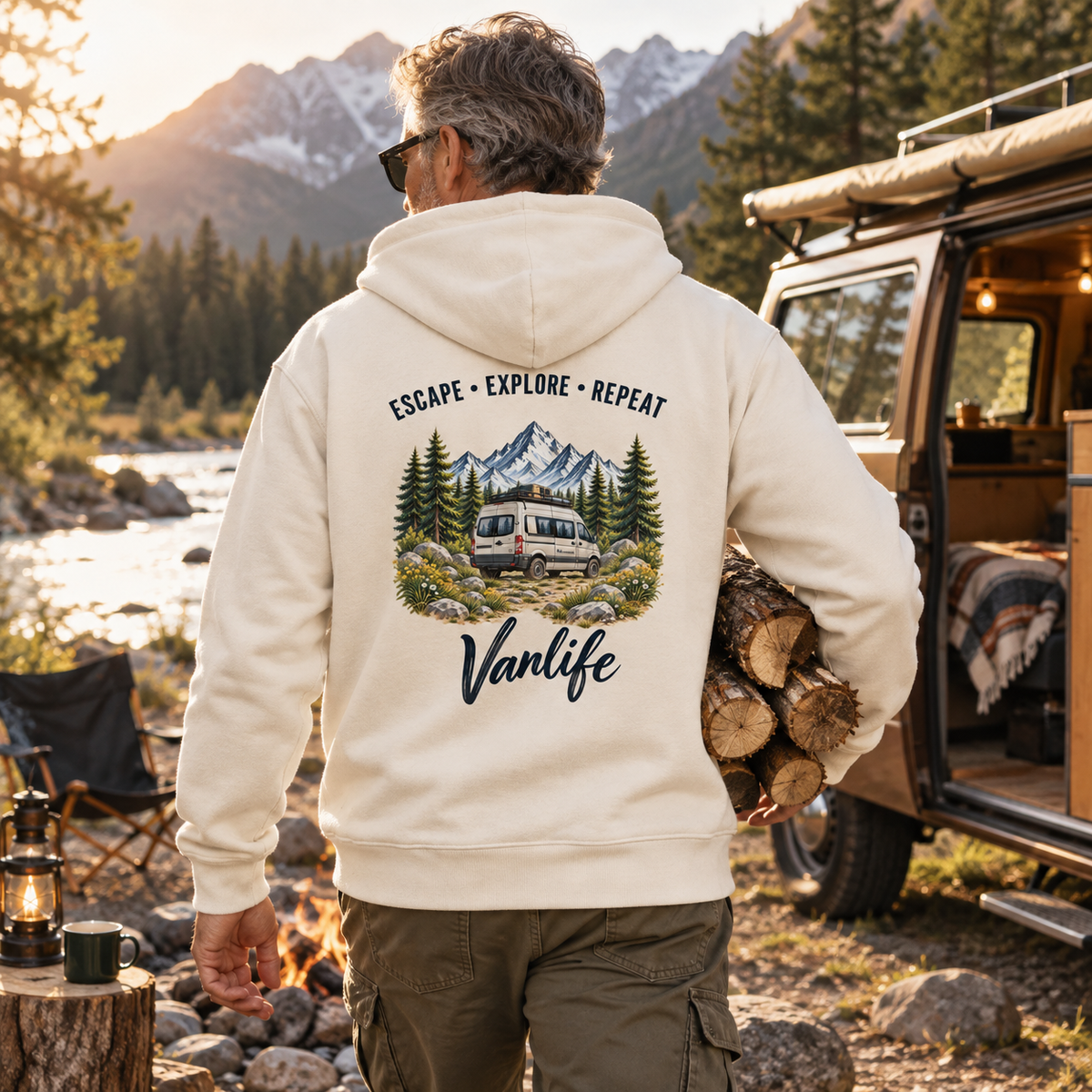 Bio Hoodie in Natural Raw mit Escape Explore Repeat Backprint beim Holzholen am Flusscamp