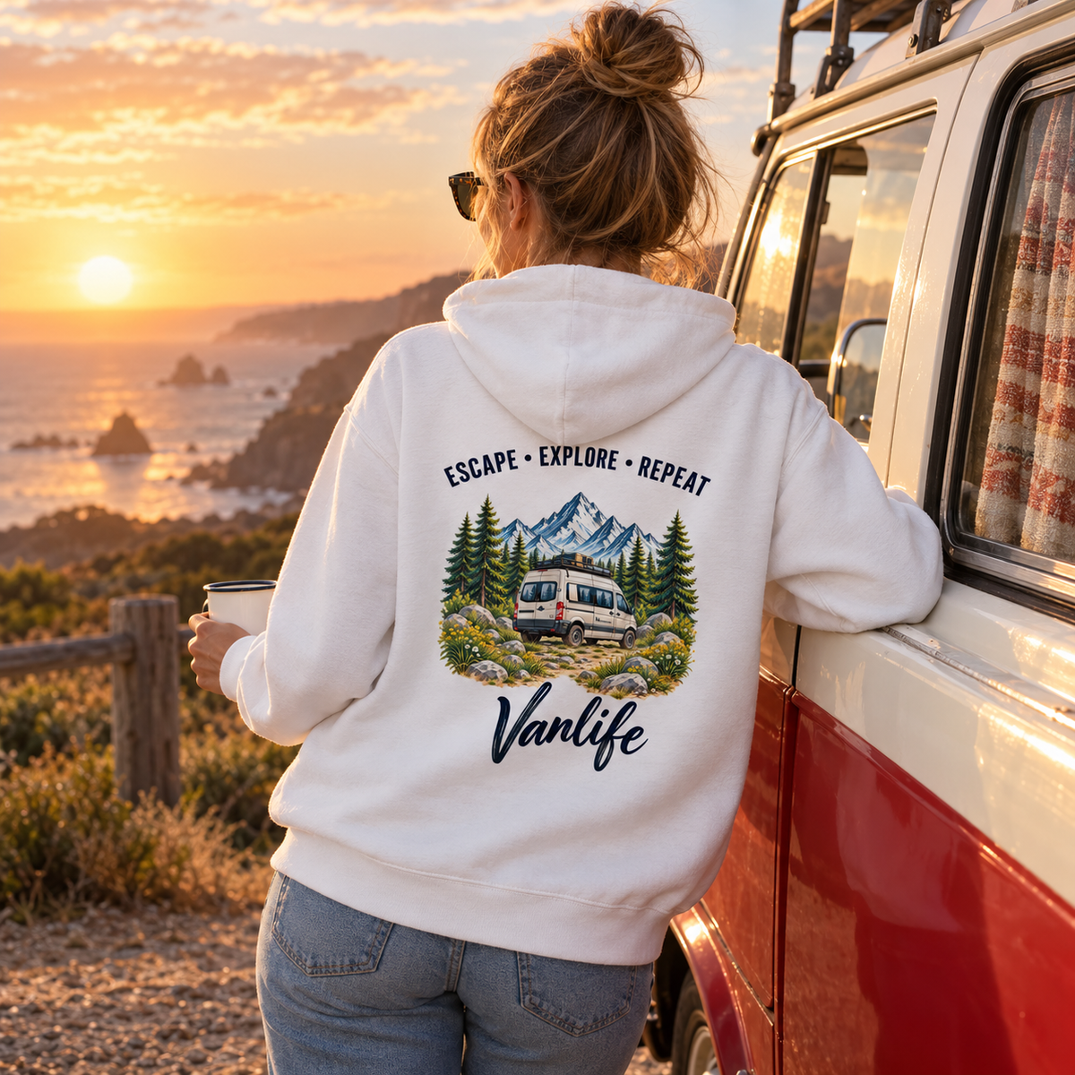 Bio Hoodie in Weiß mit Vanlife Backprint am rot-weißen Vintage-Camper an der Küste