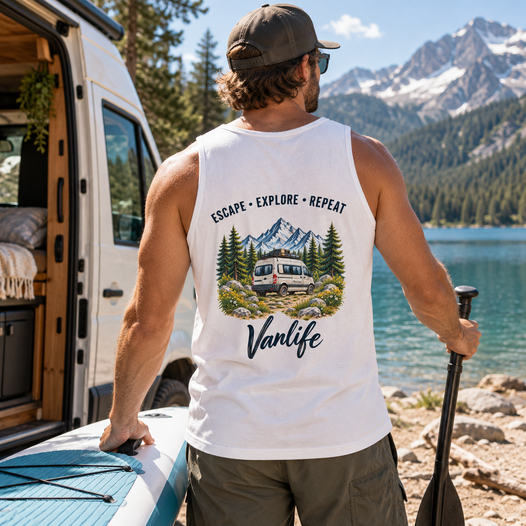 Bio Tank Top in Weiß mit Escape Explore Repeat Backprint beim Stand-up-Paddling am Camper