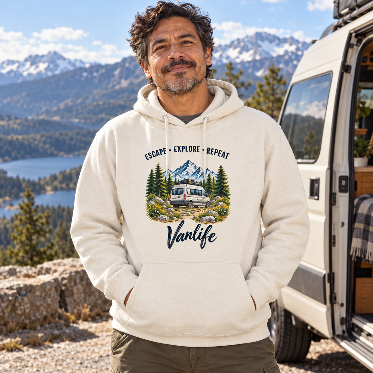 Mann im Natural Raw Escape Explore Repeat Vanlife Bio-Hoodie am Bergpass