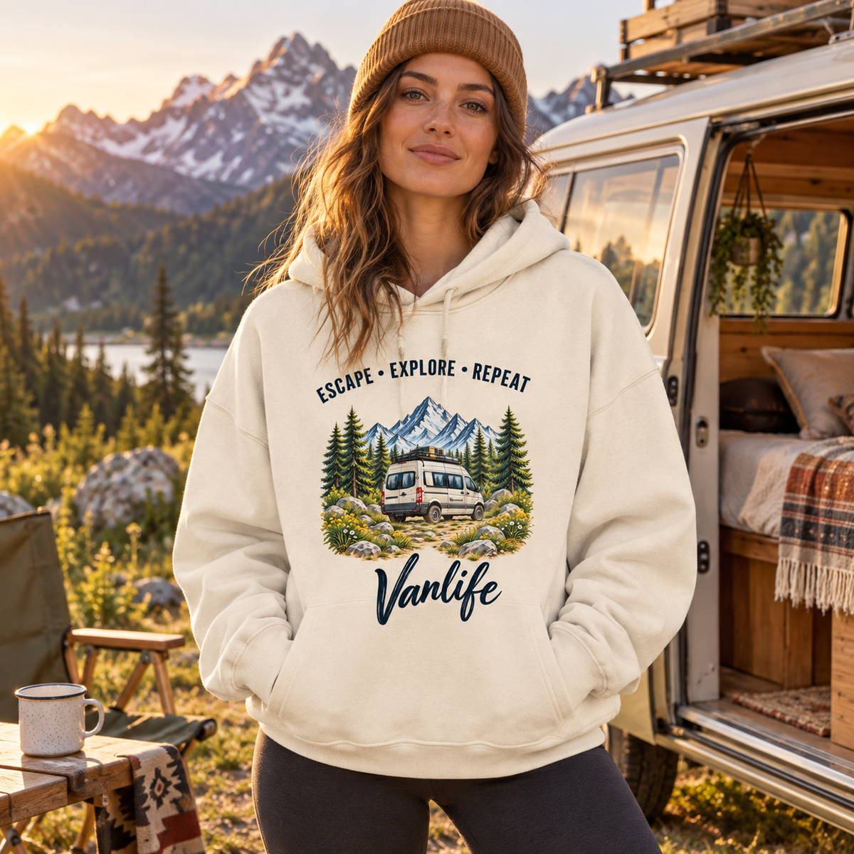 Frau im Natural Raw Escape Explore Repeat Vanlife Damen-Boxcut-Hoodie am Camper